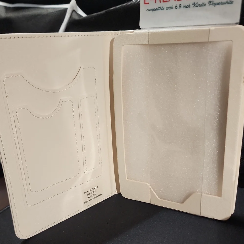 Book Club Cream E-Reader Case